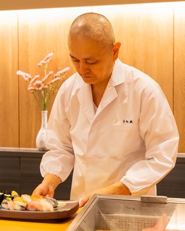 カウンターで寿司を握るあら政の店主